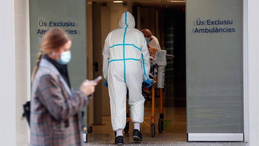 Un sanitario traslada a un paciente en el Hospital Cl&iacute;nico de Valencia