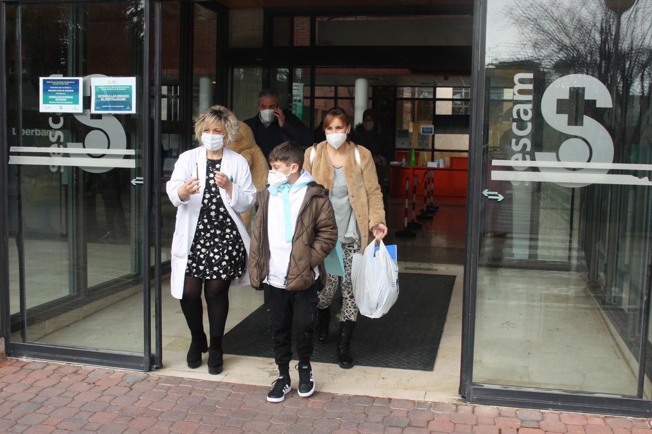 El alta del niño Mateo, otra imagen representativa de la superación manchega contra la COVID El alta del niño Mateo, otra imagen representativa de la superación manchega contra la COVID