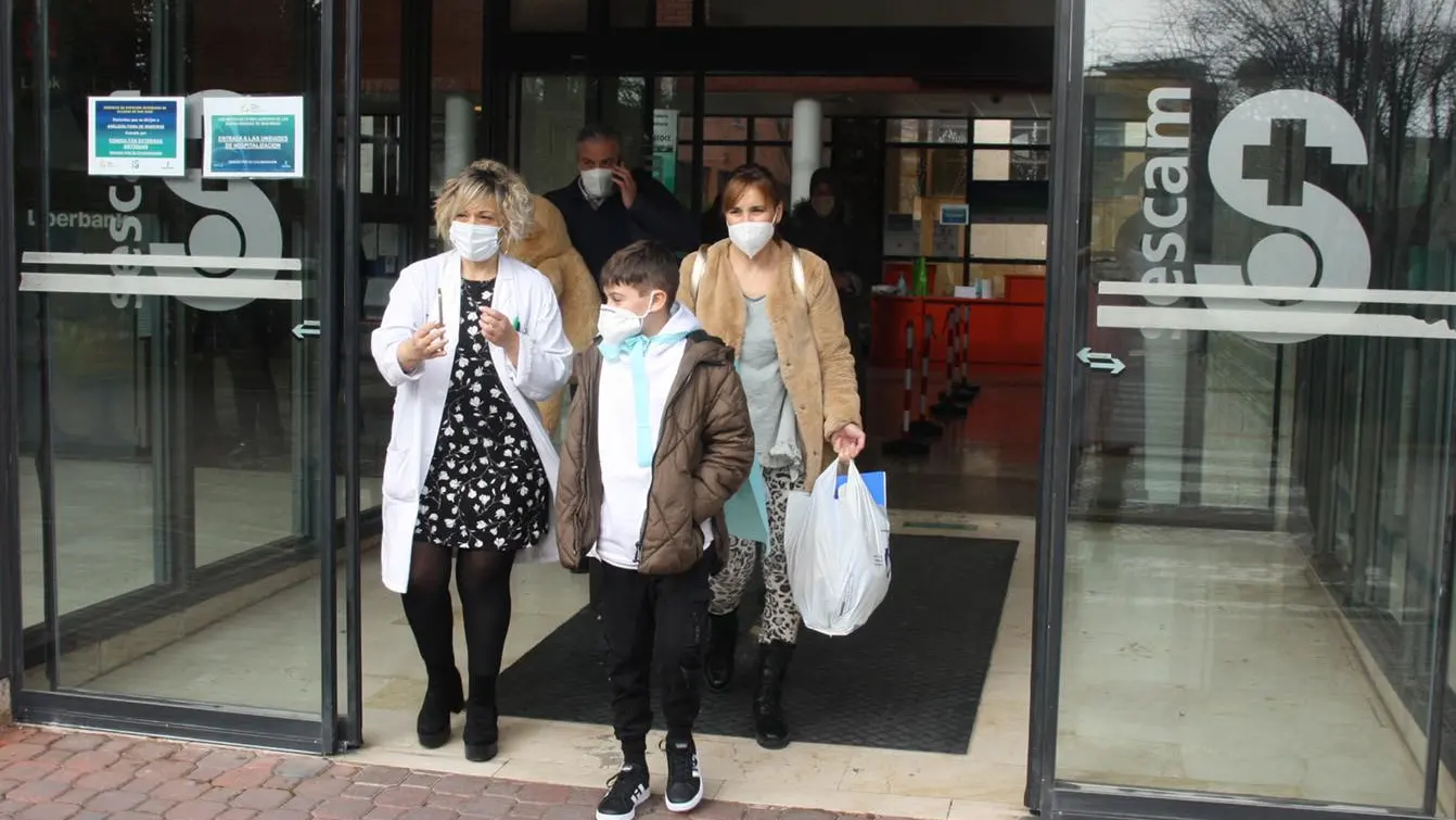 Mateo saliendo por la puerta del hospital