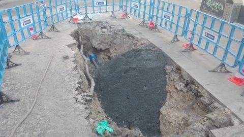 Lugar donde se produjo el revent&oacute;n de la tuber&iacute;a en la calle Lanza