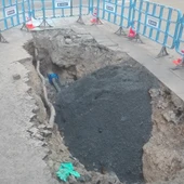 Lugar donde se produjo el reventón de la tubería en la calle Lanza Lugar donde se produjo el reventón de la tubería en la calle Lanza