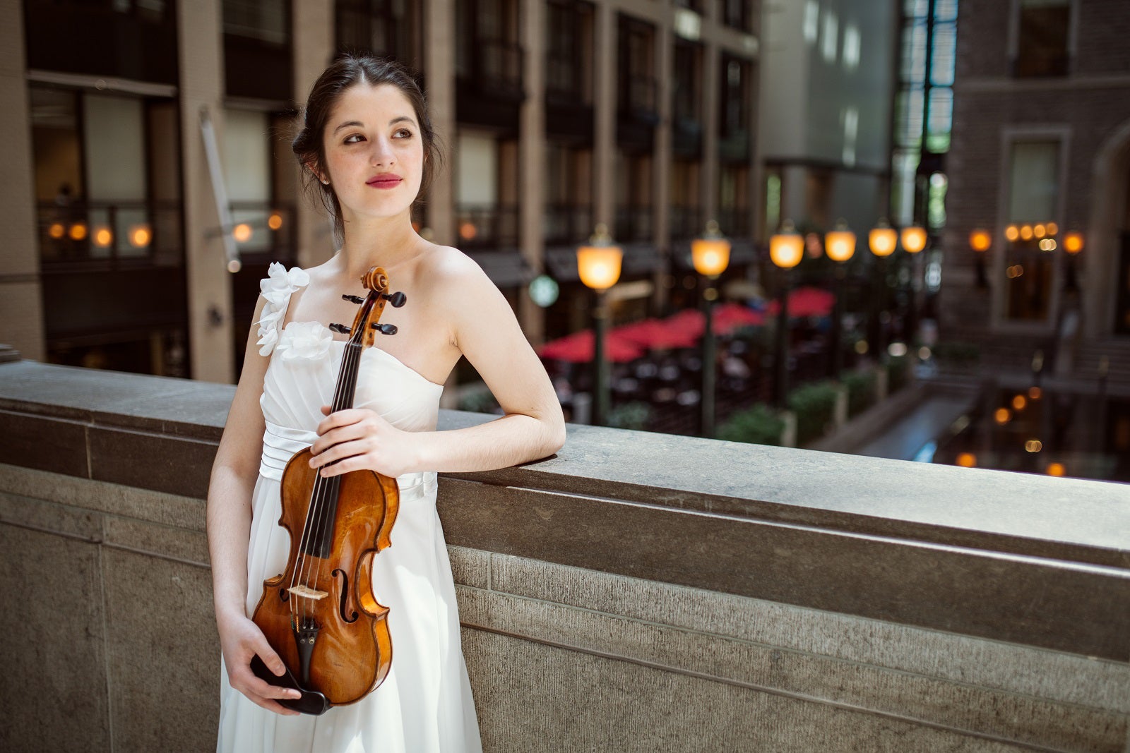 María Dueñas, violinista: "En estos tiempos es más necesaria la sensibilidad de la música" María Dueñas, violinista: "En estos tiempos es más necesaria la sensibilidad de la música"