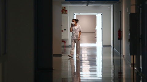 Una trabajadora del Hospital Zendal, en mitad de su jornada