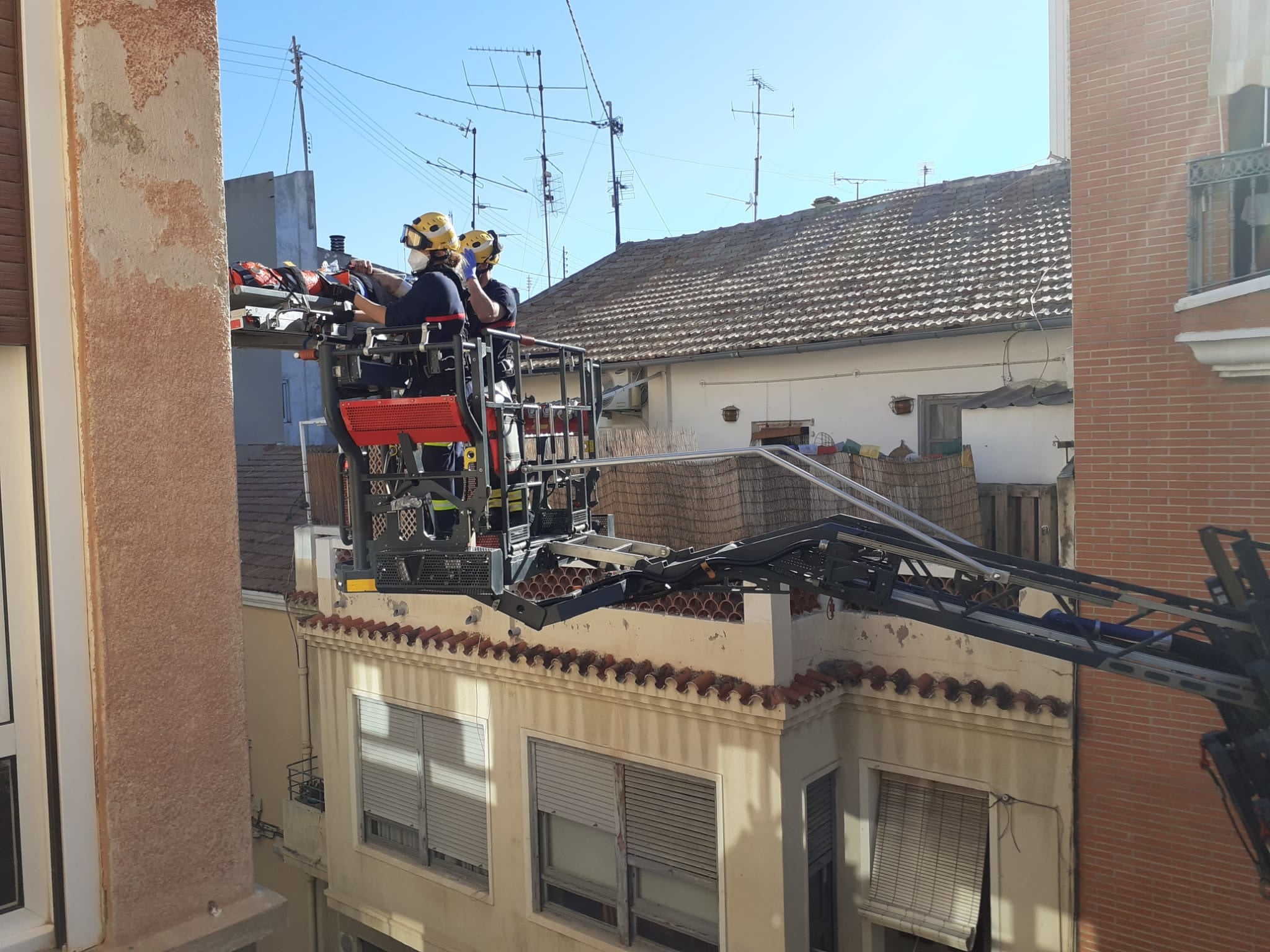 Los bomberos rescatan con la auto escalera a un trabajador tras caer desde una altura de cinco metros Los bomberos rescatan con la auto escalera a un trabajador tras caer desde una altura de cinco metros