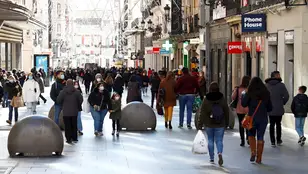 Gente paseando por una céntrica calle de Madrid