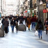 Gente paseando por una céntrica calle de Madrid