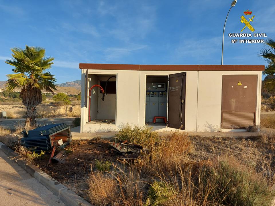 La Guardia Civil desmantela un grupo criminal que robó casi dos toneladas de cobre a una misma empresa La Guardia Civil desmantela un grupo criminal que robó casi dos toneladas de cobre a una misma empresa