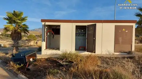 Un centro de transformación desvalijado Un centro de transformación desvalijado