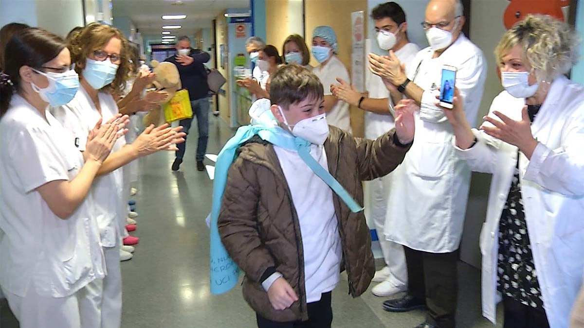 Dado de alta el niño de 10 años que estuvo 11 días en la UCI del Hospital de Alcázar por coronavirus Dado de alta el niño de 10 años que estuvo 11 días en la UCI del Hospital de Alcázar por coronavirus