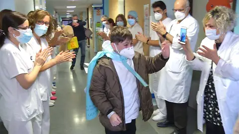 Los sanitarios han despedido al pequeño con aplausos Los sanitarios han despedido al pequeño con aplausos