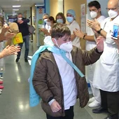 Los sanitarios han despedido al pequeño con aplausos Los sanitarios han despedido al pequeño con aplausos