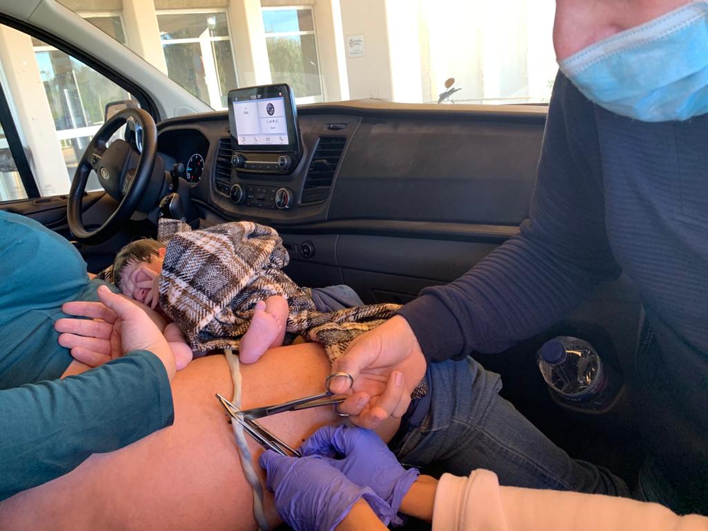 Atienden un parto en la puerta de las Urgencias de Maternidad del Hospital de Sagunto Atienden un parto en la puerta de las Urgencias de Maternidad del Hospital de Sagunto