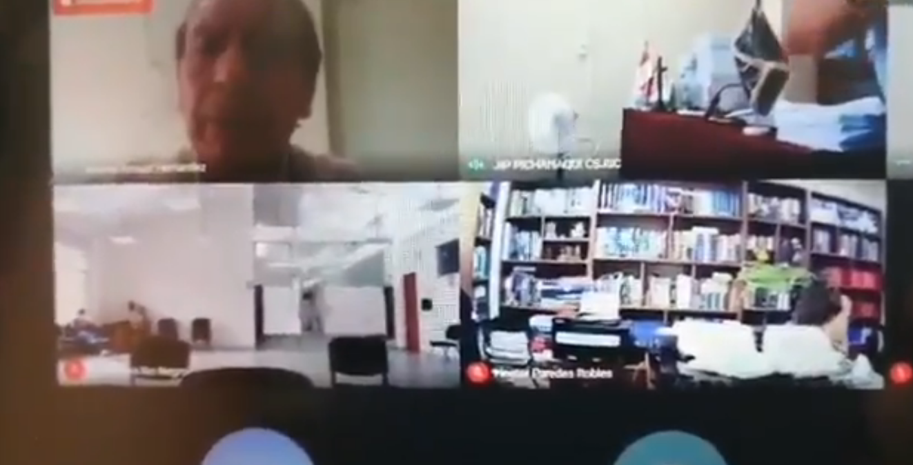 Un abogado olvida apagar su cámara y mantiene relaciones sexuales en plena audiencia virtual Un abogado olvida apagar su cámara y mantiene relaciones sexuales en plena audiencia virtual