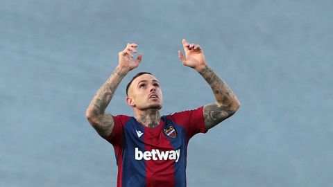 El jugador del Levante Roger Mart&iacute; celebra su gol contra el Real Madrid, durante el partido de la jornada 21 de LaLiga Santander, disputado este s&aacute;bado en el estadio Alfredo Di St&eacute;fano en Madrid.