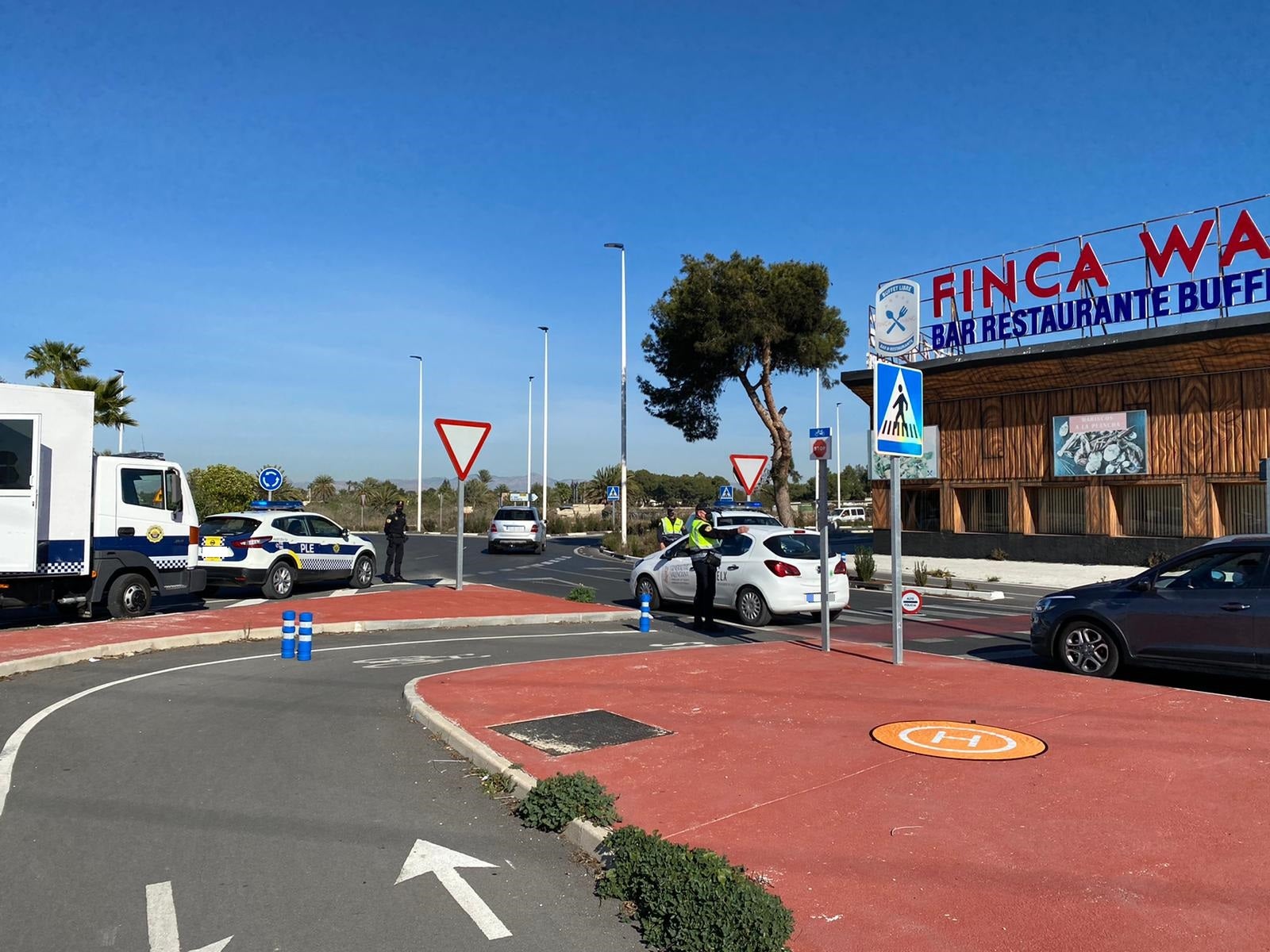 Las primeras horas del cierre perimetral en Elche dejan 75 multas de la Policía Local por tratar de saltarse la restricción de movilidad Las primeras horas del cierre perimetral en Elche dejan 75 multas de la Policía Local por tratar de saltarse la restricción de movilidad