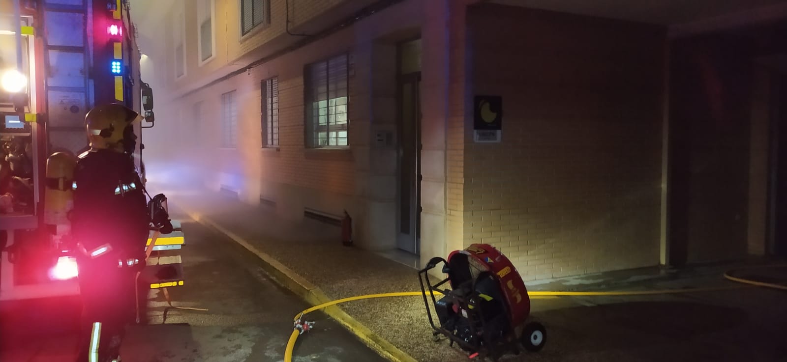 Un incendio en un garaje obliga a desalojar un bloque de apartamentos en Las Casas Un incendio en un garaje obliga a desalojar un bloque de apartamentos en Las Casas