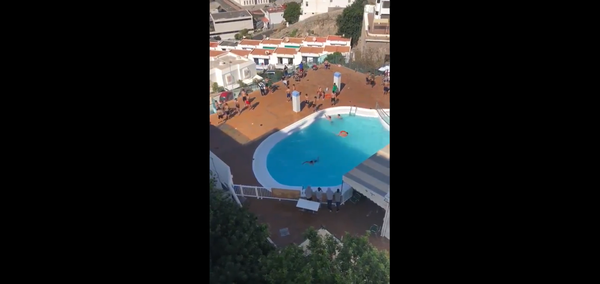 La Guardia Civil interviene en un hotel de Gran Canaria que acoge migrantes con numerosos jóvenes bañándose La Guardia Civil interviene en un hotel de Gran Canaria que acoge migrantes con numerosos jóvenes bañándose
