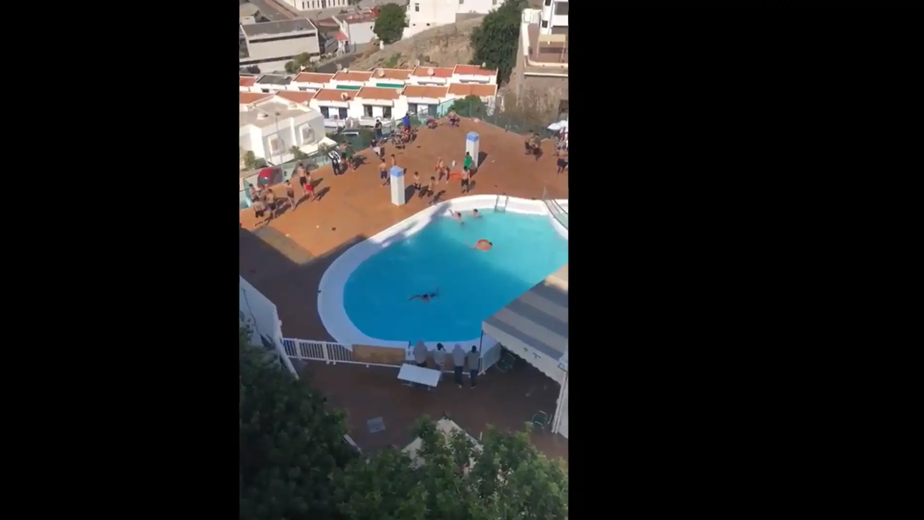 La Guardia Civil interviene en un hotel de Gran Canaria que acoge migrantes con numerosos jóvenes bañándose