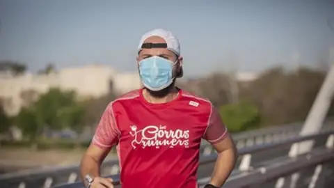 Un hombre practica deporte con mascarilla. Un hombre practica deporte con mascarilla.
