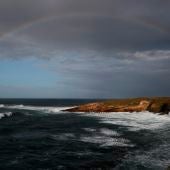 Vista del arco iris en la localidad de Rinlo, cerca de Ribadeo, Lugo, un temporal de viento azota la costa norte de España como consecuencia de la paso de la borrasca Justine.