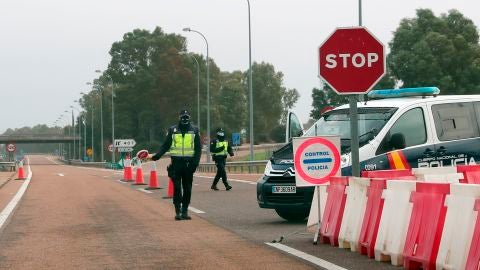 Agentes de la Guardia Civil en la frontera con Portugal
