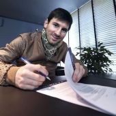 Messi firmando un contrato con el Barcelona 