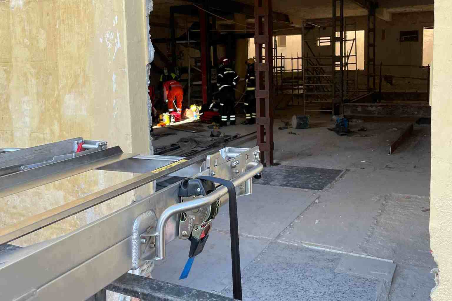Los bomberos rescatan a otro trabajador accidentado en una obra de Alicante mediante la auto escalera Los bomberos rescatan a otro trabajador accidentado en una obra de Alicante mediante la auto escalera