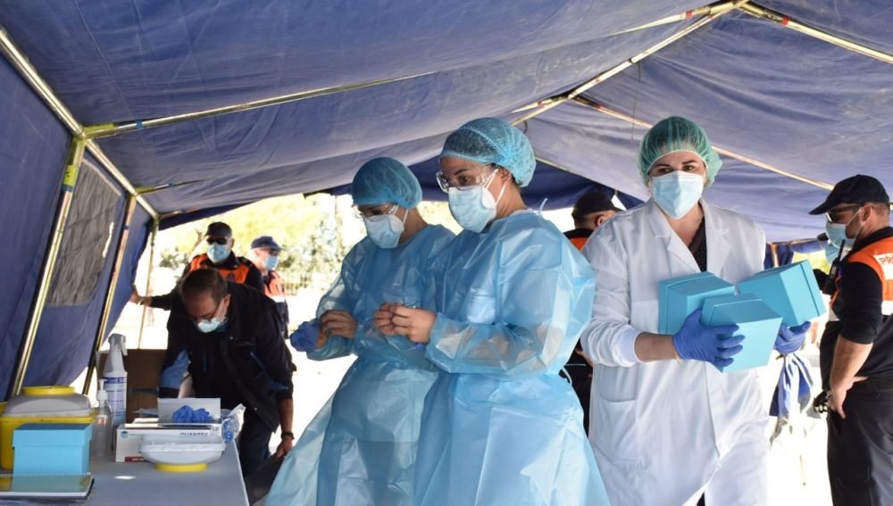 Interior de la carpa instalada por el Ayuntamiento de Elche para realizar test PCR.