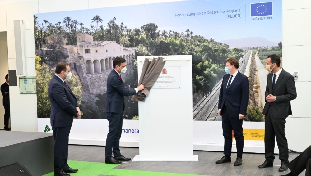 Descubrimiento de la placa conmemorativa de la inauguración del AVE en Elche.