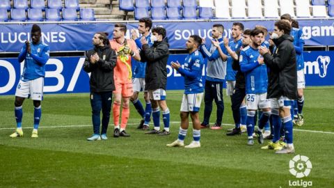 Los jugadores del Real Oviedo, en el homenaje a un seguidor fallecido