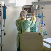 Una enfermera prepara una de las habitaciones de la UCI de un hospital español 