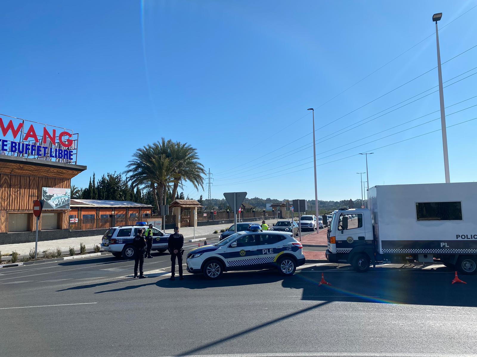 El primer fin de semana de cierre perimetral de Elche acaba con 150 multas y 1200 vehículos identificados El primer fin de semana de cierre perimetral de Elche acaba con 150 multas y 1200 vehículos identificados