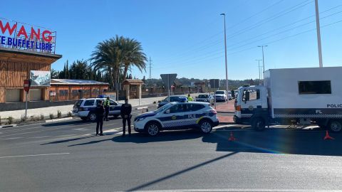 Control de la Polic&iacute;a Local de Elche en el cierre perimetral de la ciudad con motivo de la covid-19.