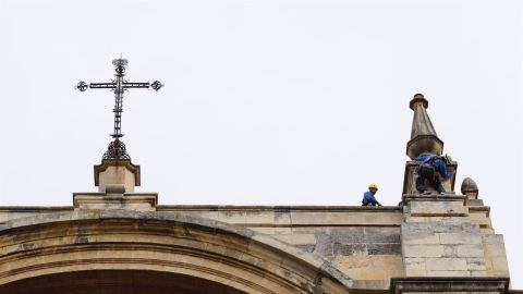 Revision da&ntilde;os catedral de Granada tras el terremoto