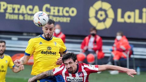 El defensa montenegrino del Atl&eacute;tico de Madrid, Stefan Savic, lucha por el bal&oacute;n con el delantero del C&aacute;diz CF, Negredo, durante el partido de LaLiga Santander de la jornada 21disputado en el estadio Ram&oacute;n de Carranza