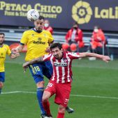 El defensa montenegrino del Atlético de Madrid, Stefan Savic, lucha por el balón con el delantero del Cádiz CF, Negredo, durante el partido de LaLiga Santander de la jornada 21disputado en el estadio Ramón de Carranza