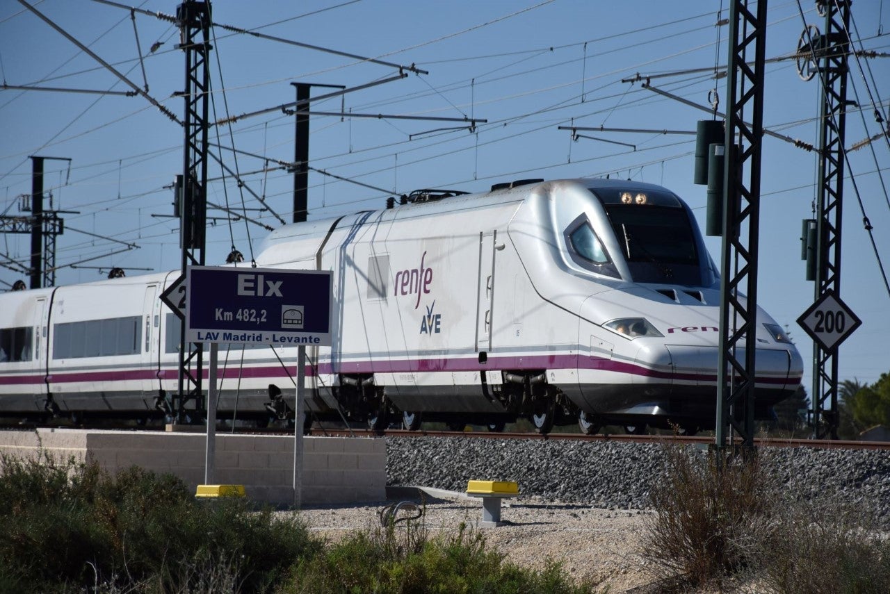Adif adjudica la redacción del proyecto básico y construcción del enlace de la estación del AVE de Elche con la red de Cercanías de Renfe Adif adjudica la redacción del proyecto básico y construcción del enlace de la estación del AVE de Elche con la red de Cercanías de Renfe