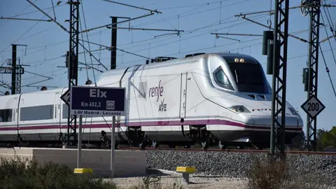 El AVE saliendo de la estación de la alta velocidad de Elche, ubicada en la pedanía de Matola.