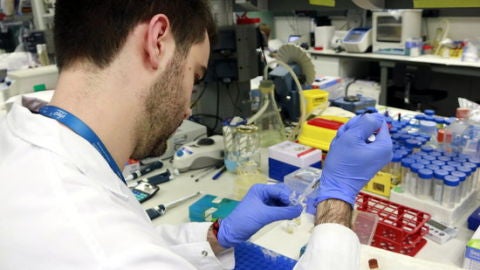 Imatge d’un investigador del Vall d’Hebron Institut d’Oncologia. Imatge d’un investigador del Vall d’Hebron Institut d’Oncologia.