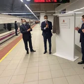 Momento en el que se ha descubierto la placa conmemorativa en la Estación de Orihuela Miguel Hernández Momento en el que se ha descubierto la placa conmemorativa en la Estación de Orihuela Miguel Hernández
