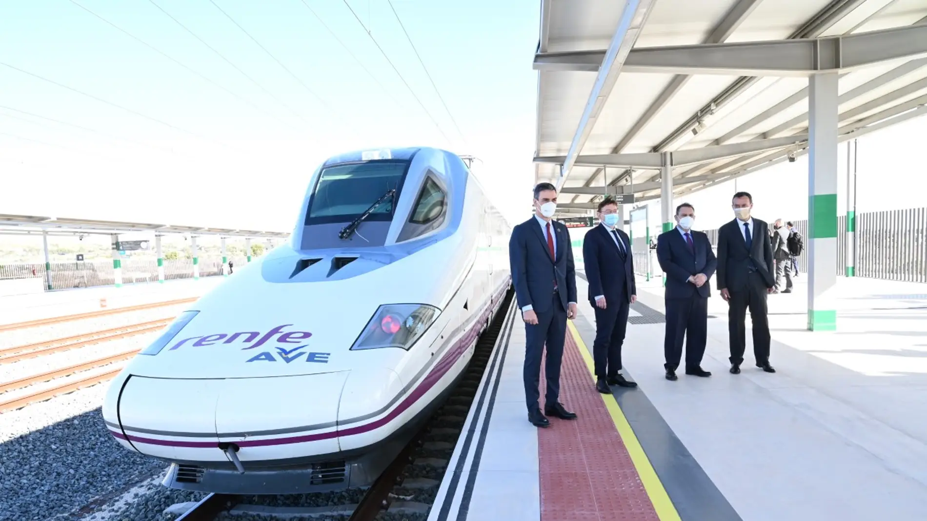El presidente del Gobierno, Pedro Sánchez, en la estación del AVE de Elche, inaugurada esta semana