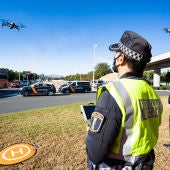 Un policía local pilota un dron para controlar los cierres perimetrales en los municipios valencianos