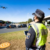Un policía local pilota un dron para controlar los cierres perimetrales en los municipios valencianos Un policía local pilota un dron para controlar los cierres perimetrales en los municipios valencianos