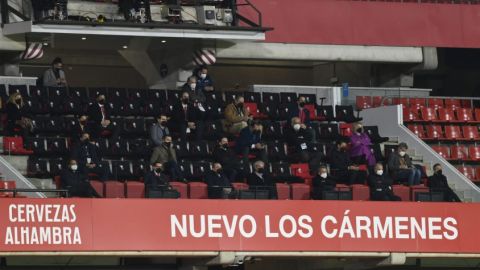 palco con pol&iacute;ticos