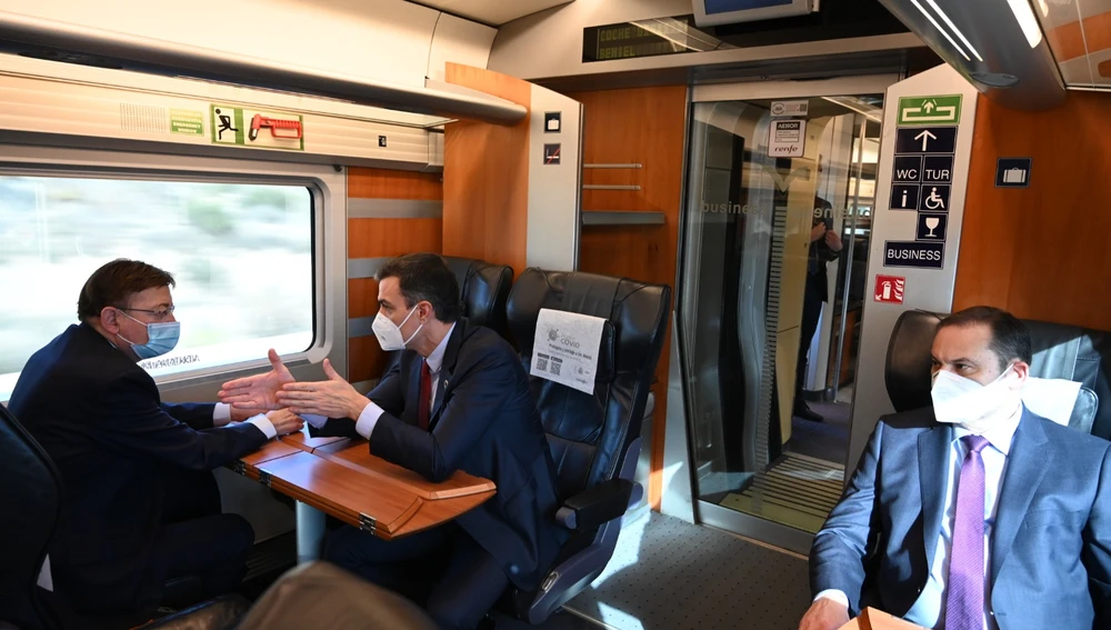 Pedro Sánchez y Ximo Puig conversan en un vagón del nuevo trayecto AVE