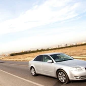Coches circulando por carreteras secundarias Coches circulando por carreteras secundarias
