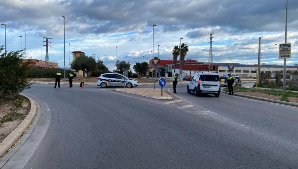 La Policía Local ha levantado en Sagunto más de un centenar de actas de infracción a las personas que decidieron saltarse el cierre perimetral, con sanciones que van de los 60 a los 600 euros. La Policía Local ha levantado en Sagunto más de un centenar de actas de infracción a las personas que decidieron saltarse el cierre perimetral, con sanciones que van de los 60 a los 600 euros.