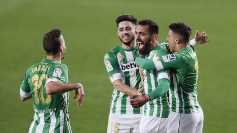 Borja Iglesias vuelve a rescatar al Betis y da la victoria ante Osasuna