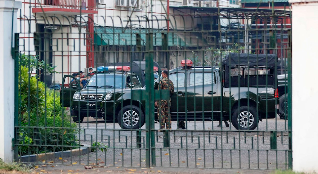 El Ejército de Birmania toma el control político del país durante un año y declara el estado de emergencia El Ejército de Birmania toma el control político del país durante un año y declara el estado de emergencia