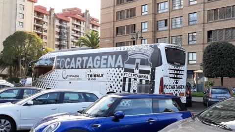 El autob&uacute;s del Cartagena ya en Gij&oacute;n